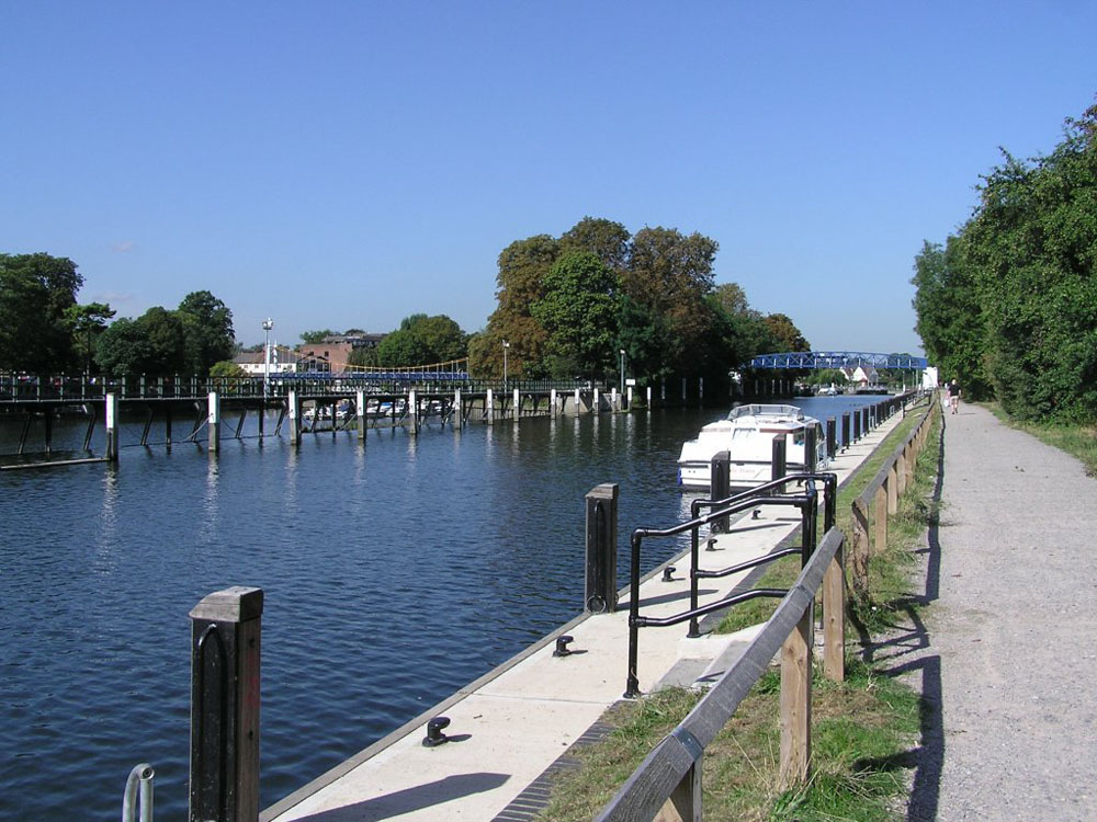 Slide 18 of The Tital Thames
