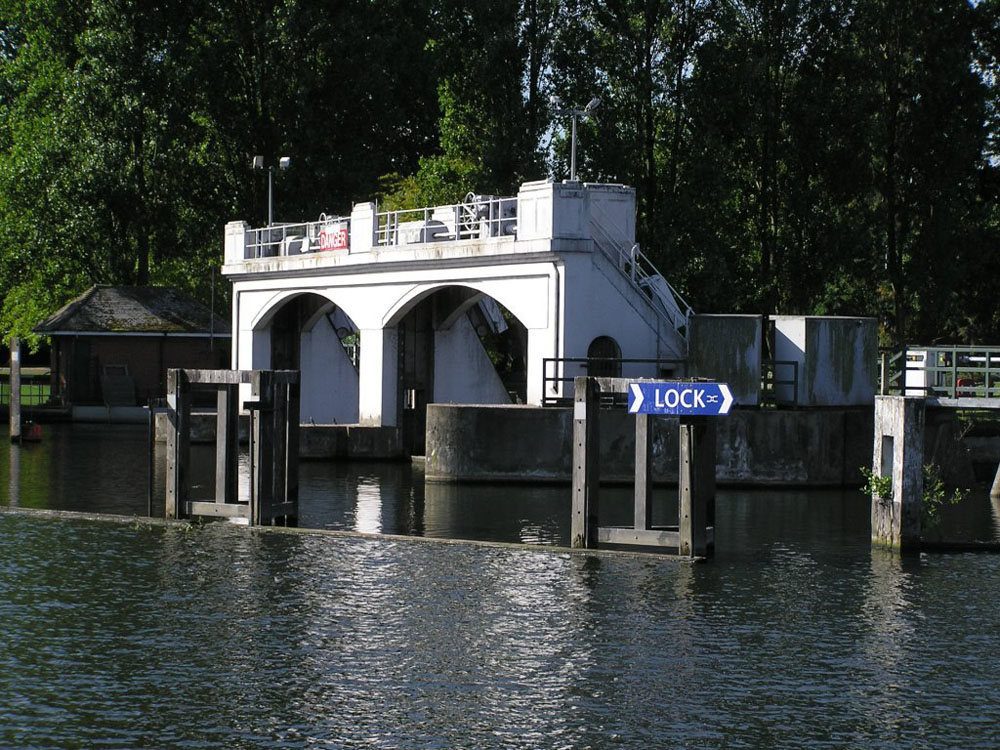 Slide 19 of The Tital Thames